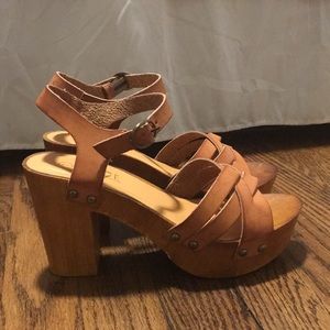 Cute summery wooden clogs ☀️